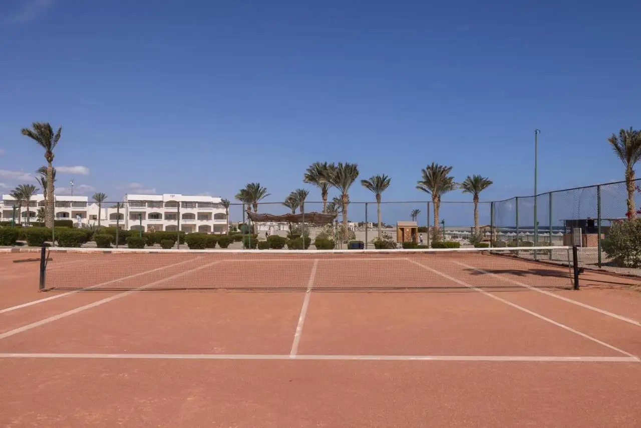 Bliss Nada Beach Resort in Marsa Alam de tennisbaan van het resort