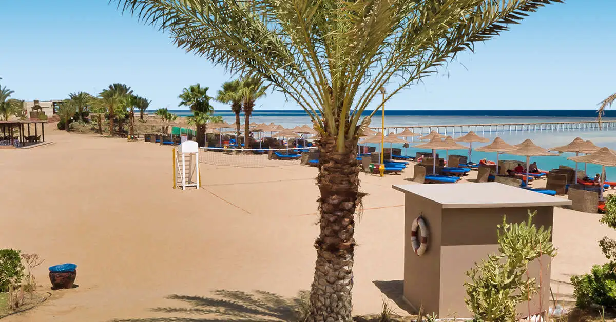 Blue Reef Resort in Marsa Alam bij het strand met een beachvollybal veld er naast