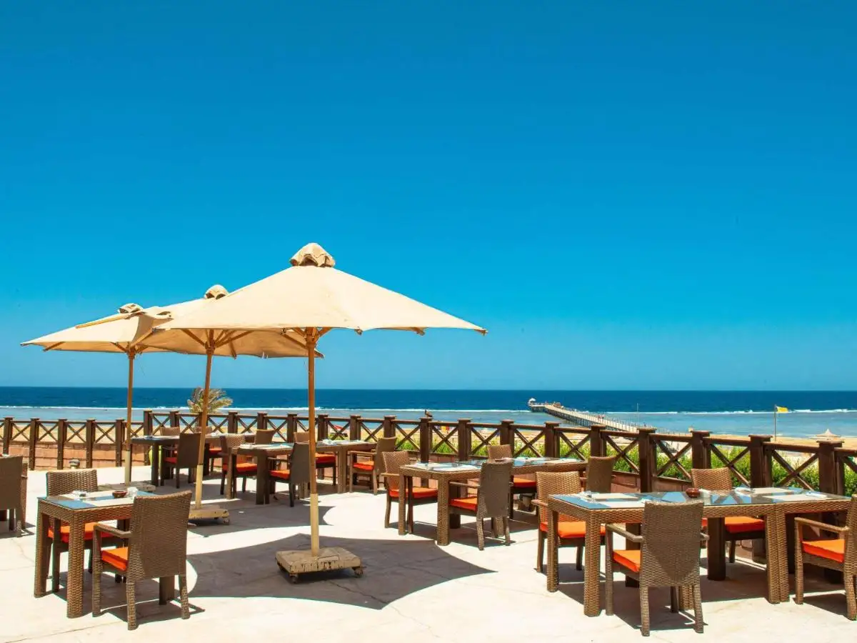 Novotel Marsa Alam Beach Resort in Marsa Alam op het restaurant terras