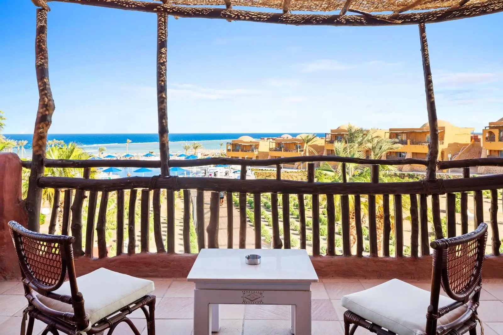 Pickalbatros Portofino Vita Resort in Marsa Alam het balkon met zicht op de zee