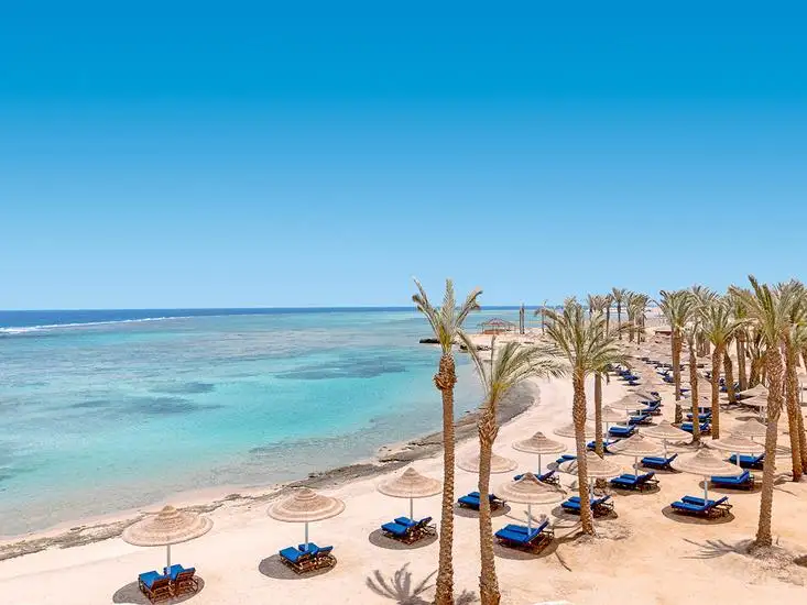 Pickalbatros Portofino Vita Resort in Marsa Alam het strand van het resort waar je lekker kunt liggen