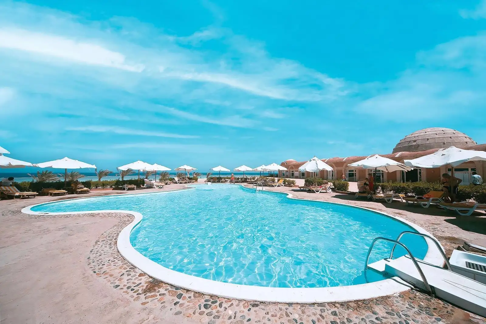 Pickalbatros Portofino Vita Resort in Marsa Alam het zwembad met uitzicht op de zee