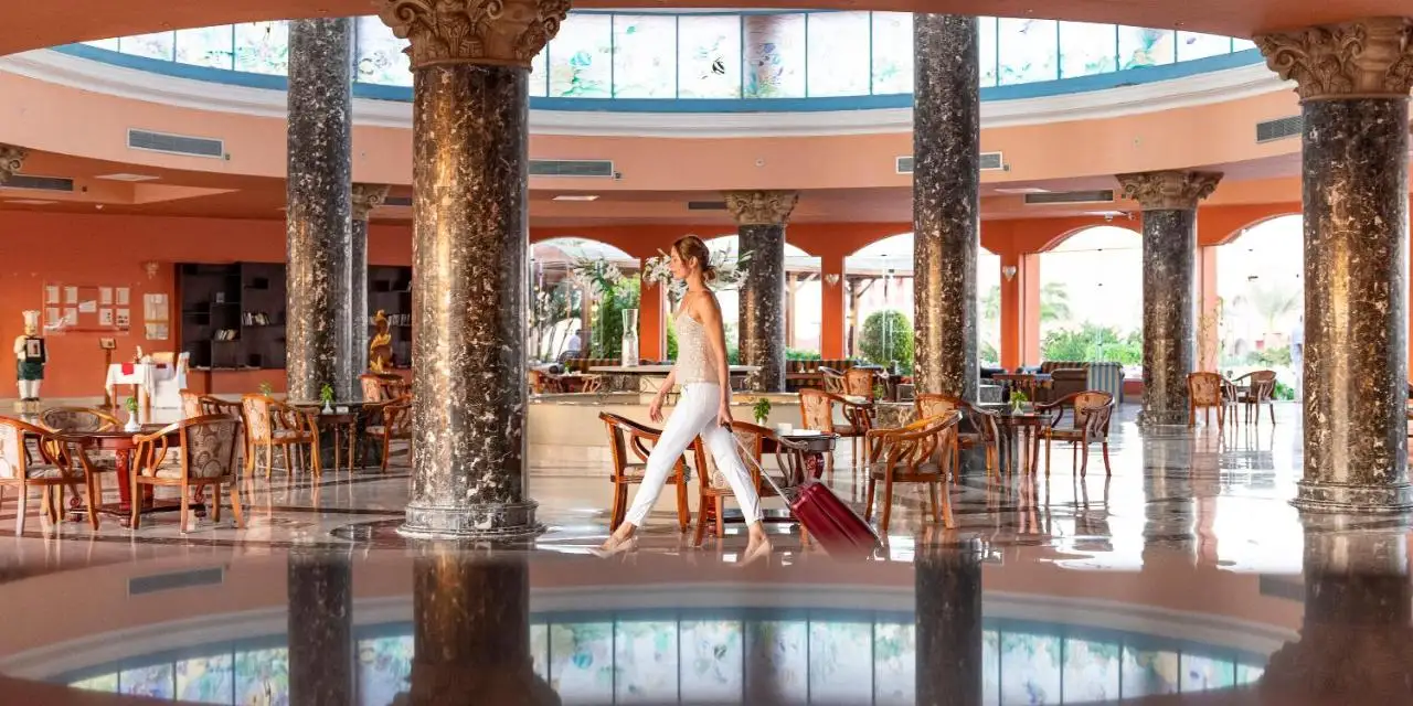 Three Corners Happy Life Beach Resort in Marsa Alam bij de receptie om in te checken