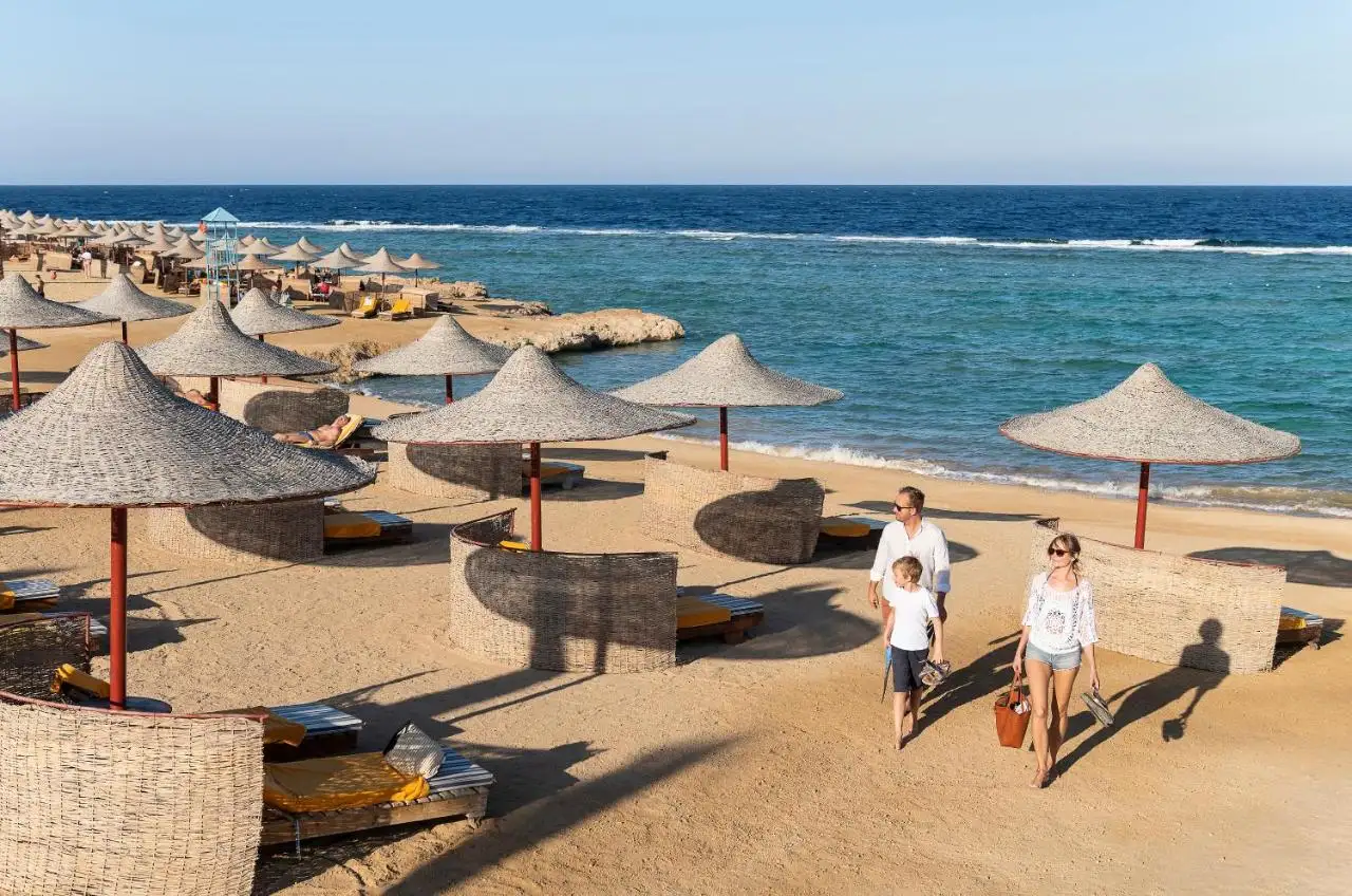 Three Corners Happy Life Beach Resort in Marsa Alam bij het strand bij de strand bedjes