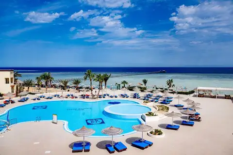 Blue Reef Resort in Marsa Alam het zwembad met zicht op de zee