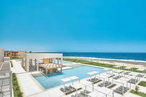 Jaz Maraya Resort in Marsa Alam de zwembaden van het resort met een restaurant er aan