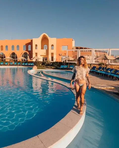 Novotel Marsa Alam Beach Resort in Marsa Alam vrouw op de zwembad rand
