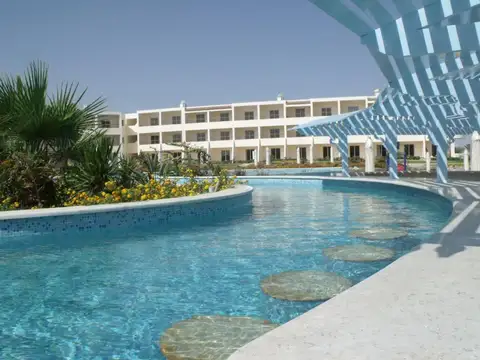 Royal Brayka Beach Resort in Marsa Alam bij de zwembaden