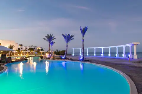 Three Corners Equinox Beach Resort in Marsa Alam bij het zwembad met LED verlichting