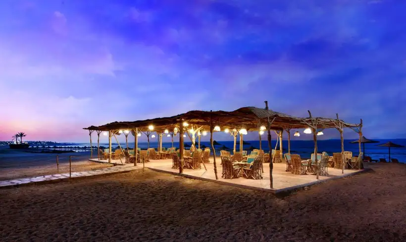 Bliss Nada Beach Resort in Marsa Alam bij de zee met een terras