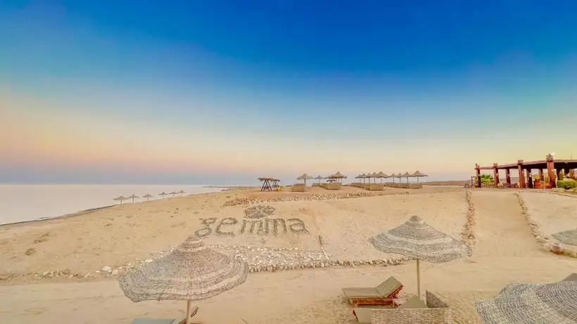 Gemma Resort in Marsa Alam het strand met het logo van het resort er op