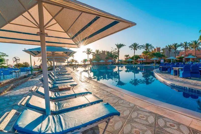 Hotel Akassia Swiss Resort in Marsa Alam de zwembaden met de zwembadbedjes ernaast liggen