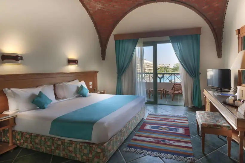 Hotel Akassia Swiss Resort in Marsa Alam in een van de slaapkamers met zeezicht en zwembadzicht
