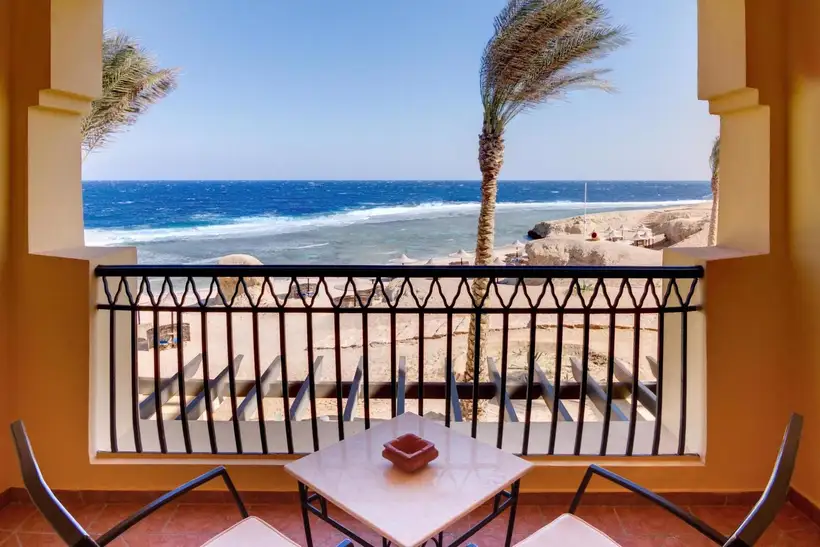 Hotel Jaz Samaya Resort in Marsa Alam het balkon zicht op de zee