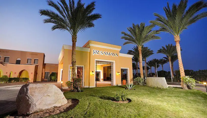 Hotel Jaz Samaya Resort in Marsa Alam buiten in de tuin