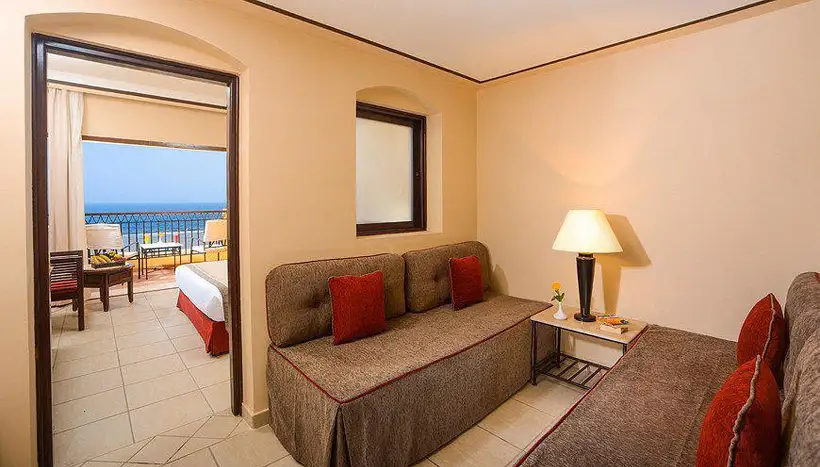 Hotel Jaz Samaya Resort in Marsa Alam de slaapkamer met bank