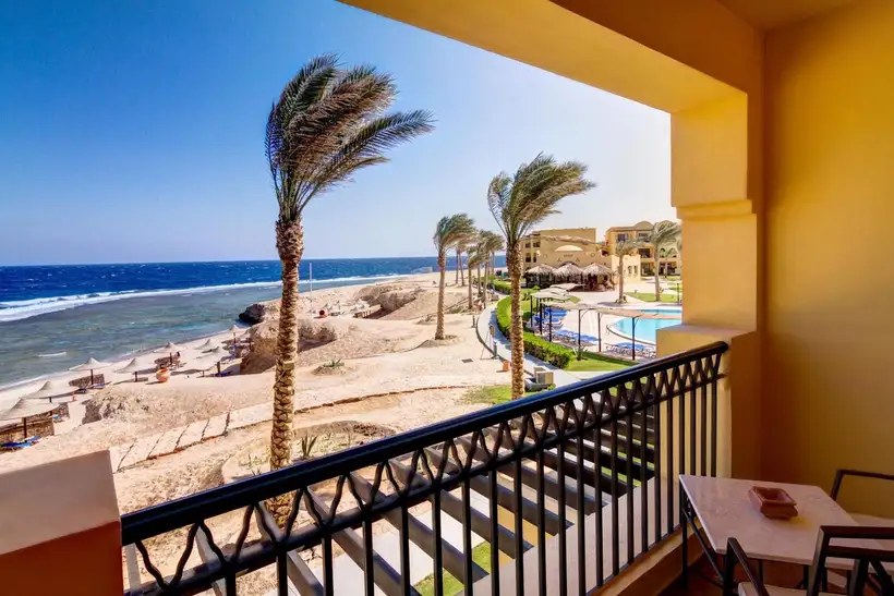 Hotel Jaz Samaya Resort in Marsa Alam het strand van het resort