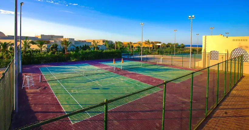 Hotel Jaz Samaya Resort in Marsa Alam de tennisbaan van het resort