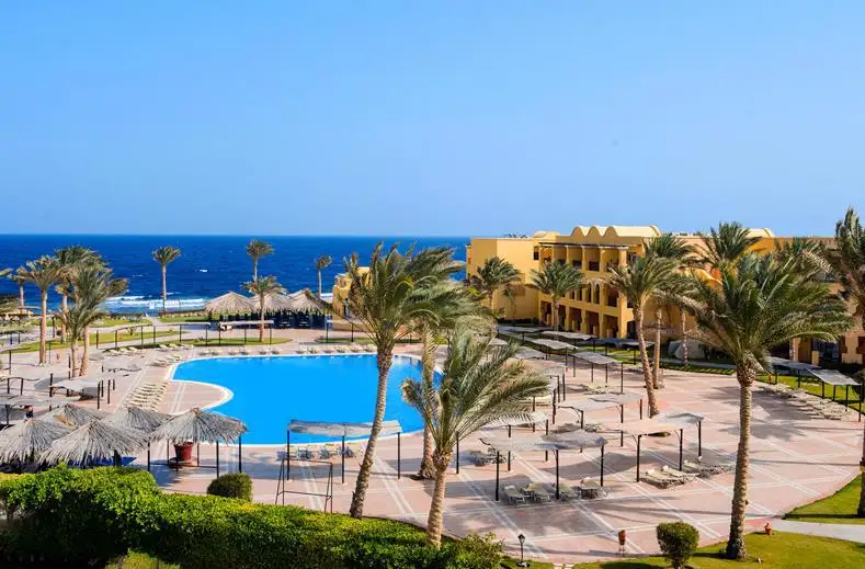 Hotel Jaz Samaya Resort in Marsa Alam bij het zwembad met uitzicht op de oceaan