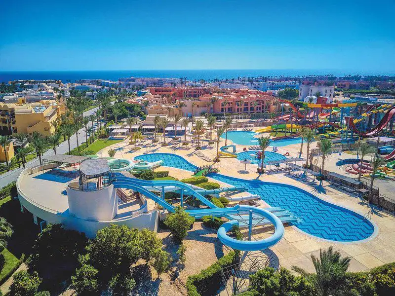Jaz Maraya Resort in Marsa Alam het glijbanen view van het resort