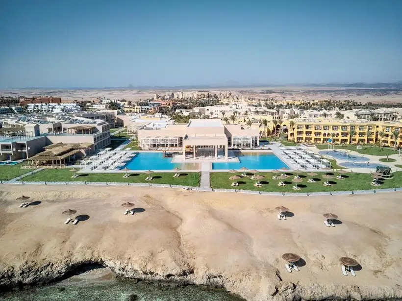 Jaz Maraya Resort in Marsa Alam het strand van het resort
