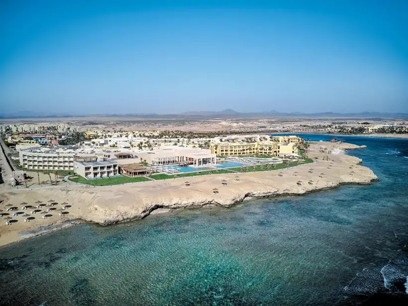 Jaz Maraya Resort in Marsa Alam het strand met uitzicht op de zee