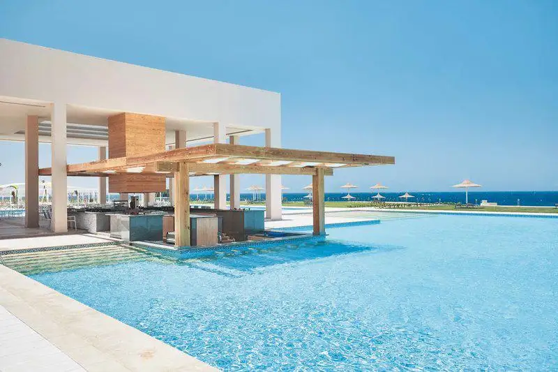 Jaz Maraya Resort in Marsa Alam bij het zwembad met een keuken er naast