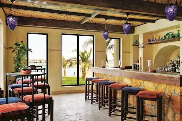 Marina Lodge in Port Ghalib de bar van het resort