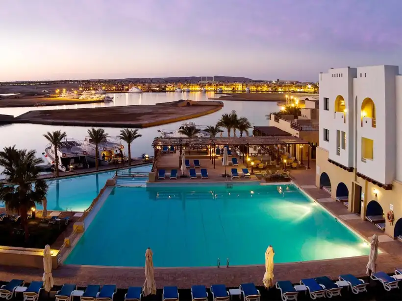Marina Lodge in Port Ghalib het uitzicht op de baai van de stad
