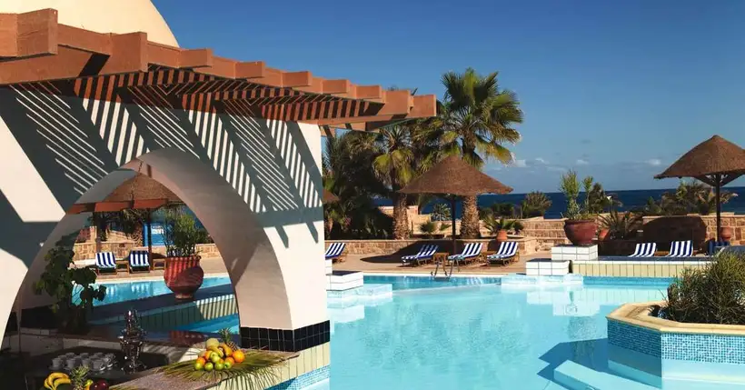 Movenpick Resort El Quseir in Marsa Alam de zwembaden van het resort met de bar er naast