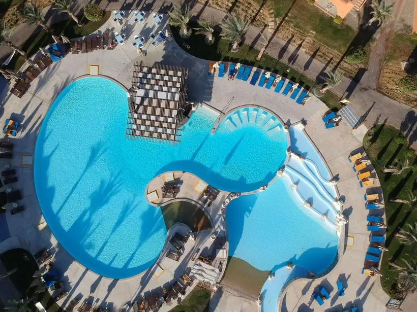 Novotel Marsa Alam Beach Resort in Marsa Alam de droneshot view van de zwembaden