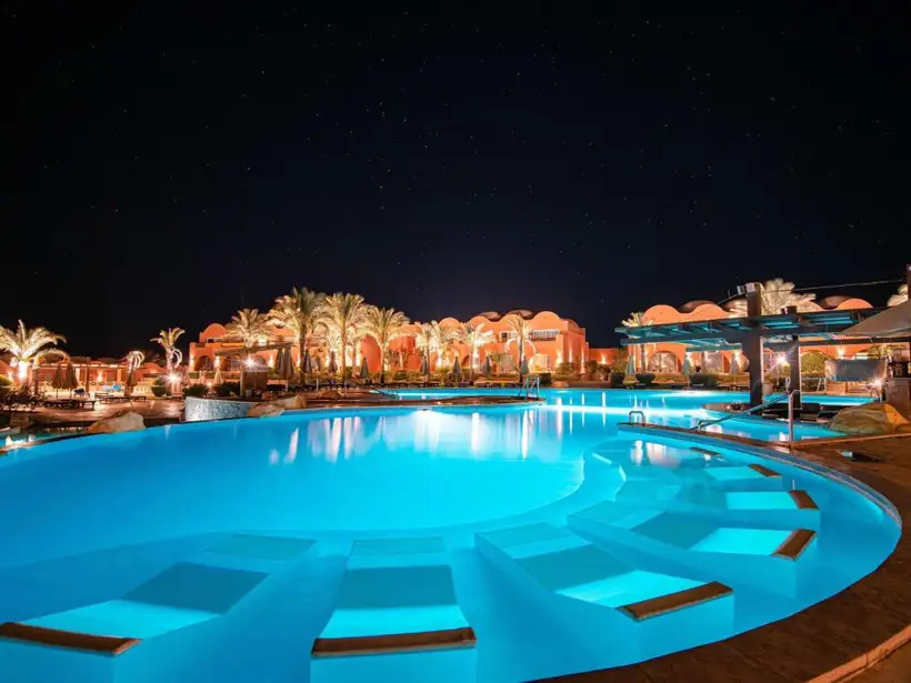 Novotel Marsa Alam Beach Resort in Marsa Alam het zwembad met ligbedden