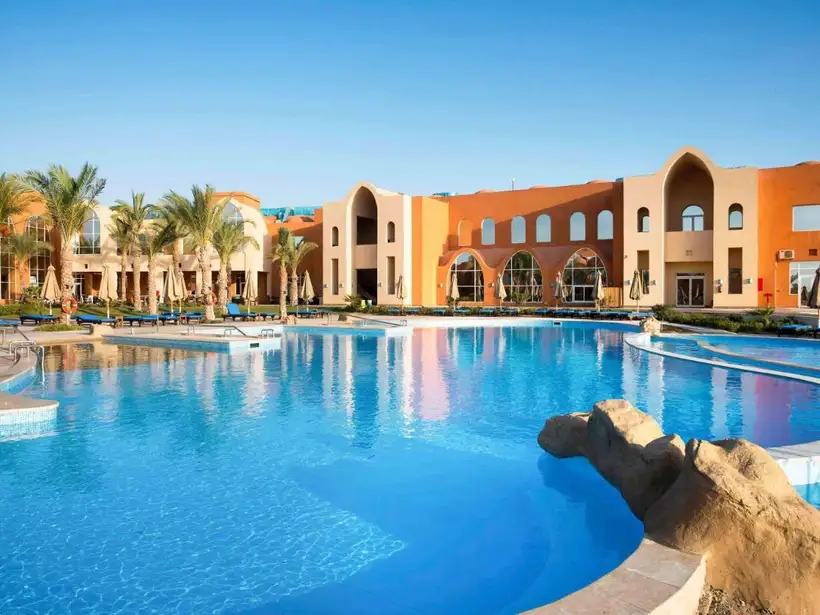 Novotel Marsa Alam Beach Resort in Marsa Alam bij het zwembad