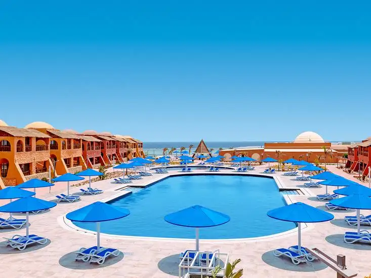 Pickalbatros Portofino Vita Resort in Marsa Alam zwembaden view over de oceaan