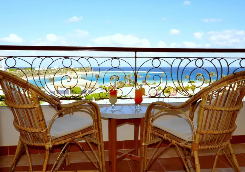 Royal Brayka Beach Resort in Marsa Alam het balkon zicht op de zee