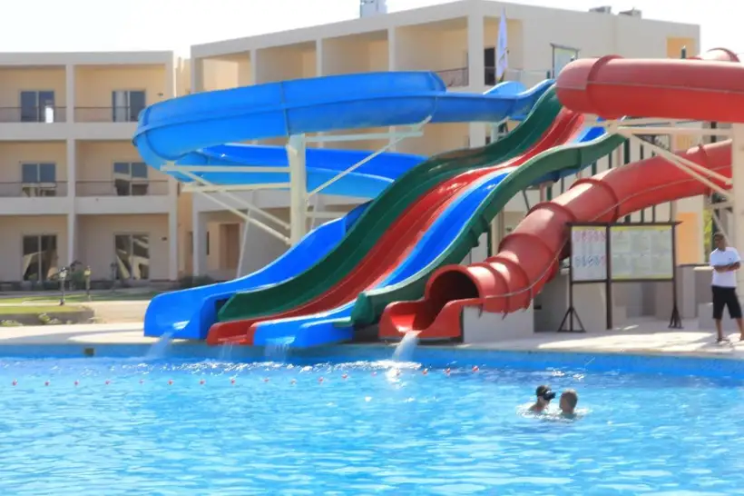 Royal Brayka Beach Resort in Marsa Alam de glijbanen van het resort