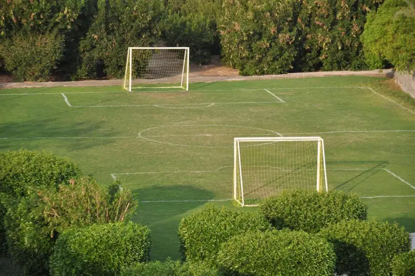 Royal Brayka Beach Resort in Marsa Alam het voetbalveld van het resort