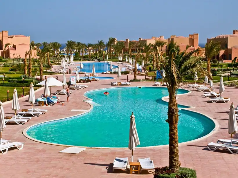 Sentido Akassia Beach in Marsa Alam bij de zwembaden met zicht op de zee