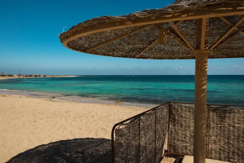 Shams Alam Beach Resort in Marsa Alam het strandbed op het strand naast de zee