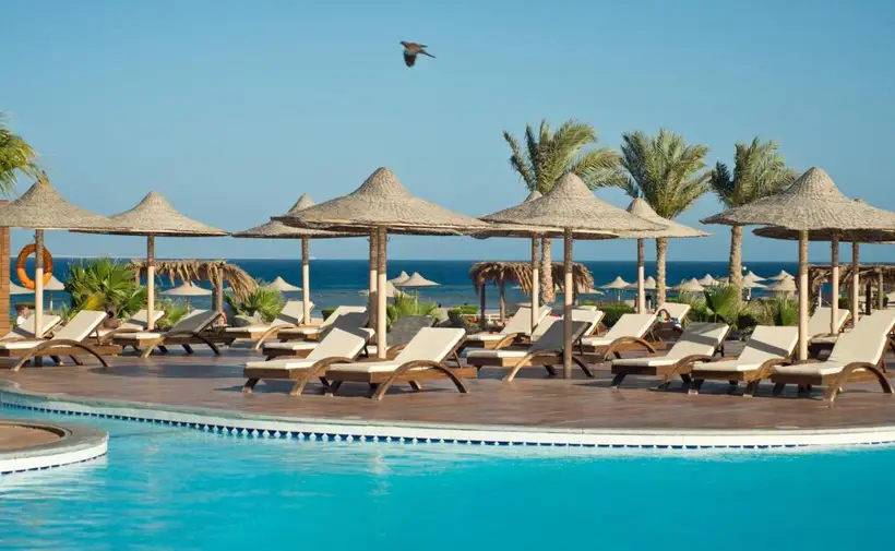 Shams Alam Beach Resort in Marsa Alam bij het zwembad naast de bedjes