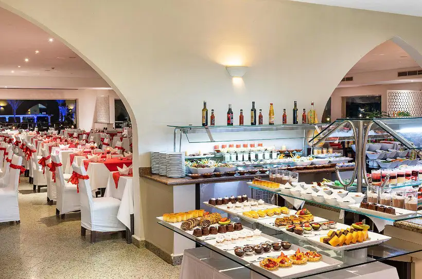 Three Corners Equinox Beach Resort in Marsa Alam bij het buffet van het resort