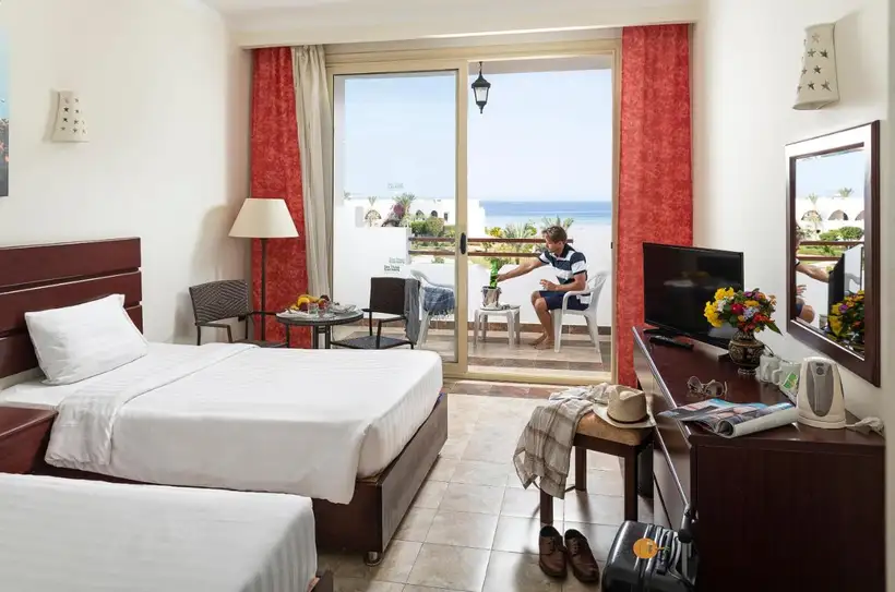 Three Corners Equinox Beach Resort in Marsa Alam een van de slaapkamers met zeezicht