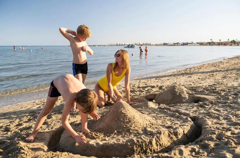 Three Corners Equinox Beach Resort in Marsa Alam op het strand een kasteel bouwen