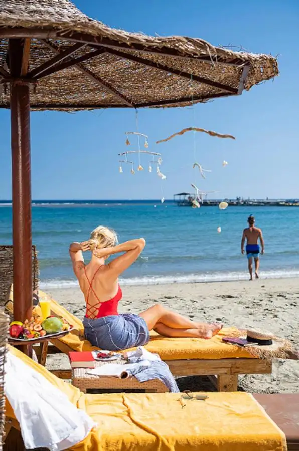 Three Corners Equinox Beach Resort in Marsa Alam op het strand op het strand bedje
