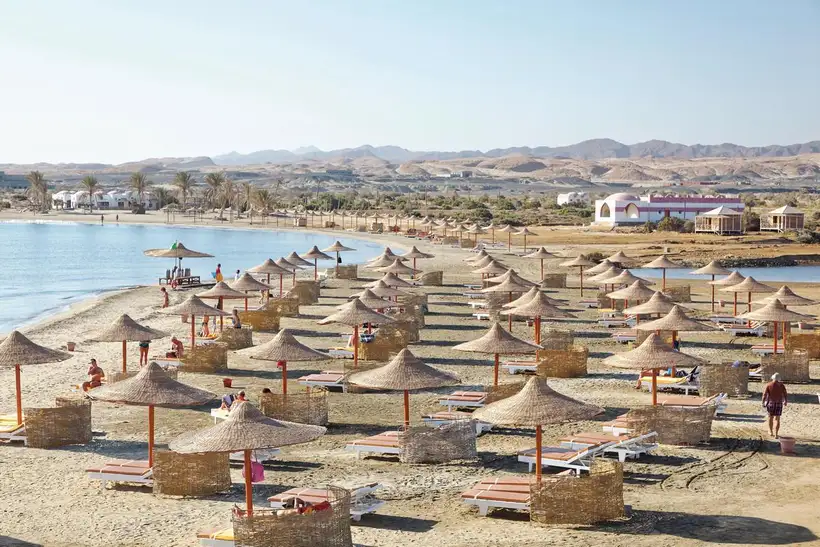 Three Corners Equinox Beach Resort in Marsa Alam de strandbedden van het resort