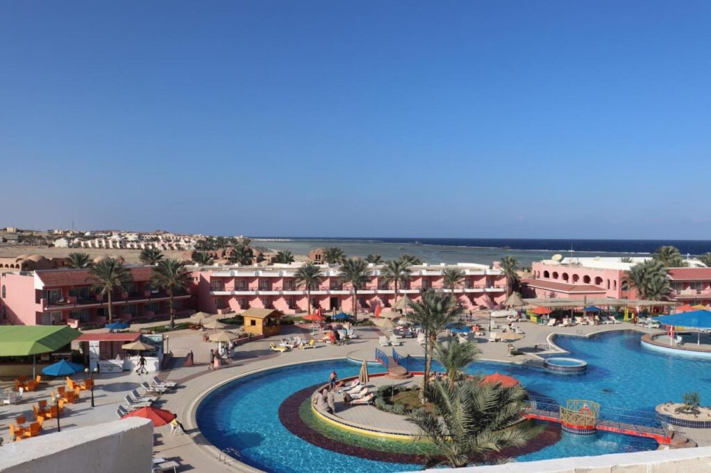 MG Alexander The Great Hotel in Marsa Alam de zwembaden met zee in de achtergrond