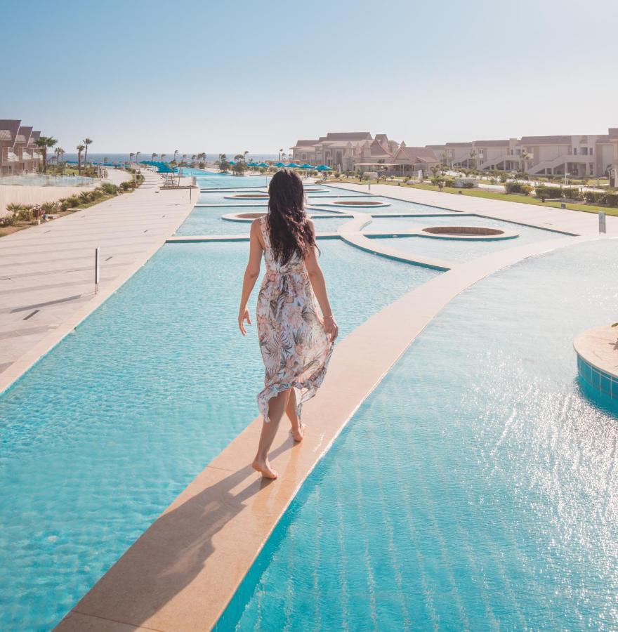 Pickalbatros Sea World Resort in Marsa Alam de zwembaden met zicht naar de zee