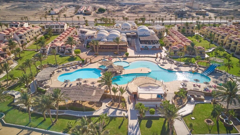 Protels Crystal Beach Resort in Marsa Alam droneview van het resort
