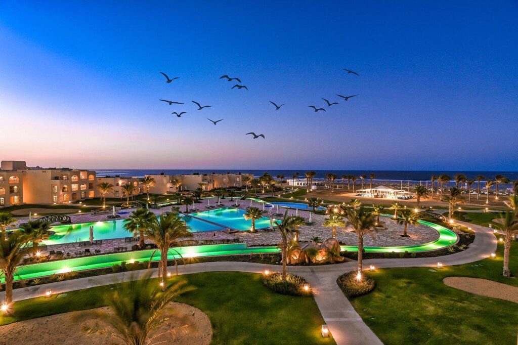Sataya Resort in Marsa Alam het zwembad in de avond met led lights erbij