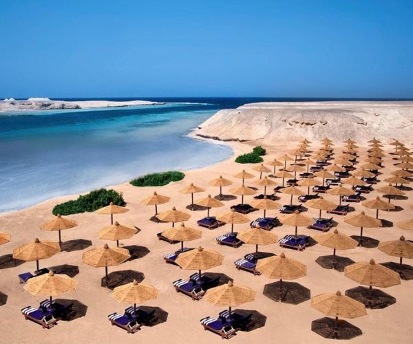 Aurora Bay Resort in Marsa Alam bij het strand met alle strandbedjes